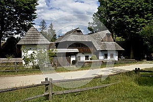 Skanzen slovenské vesnice v Martině: Orava - Vyšný Kubín - Obytný dům s balkonovou páskou vestavěný