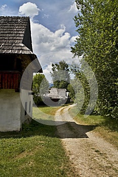 Skanzen slovenské vesnice v Martině: typická ulička mezi dřevěnicemi
