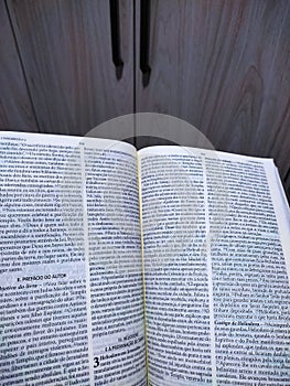 Abrir La biblia dos paginas a dos de madera puerta en 