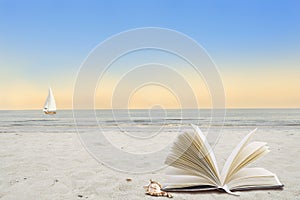 Otvorená kniha na pláž podľa more 