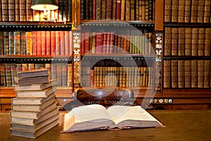 Otvorená kniha v študovať alebo knižnica 