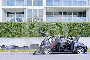 Open the car door to ventilate the air contained in the car