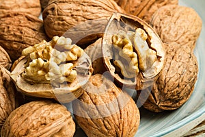 Open and close walnuts