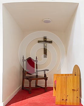 Open confessional corner