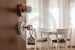 Otvoriť dvere na nový. dvere rukoväť kľúč v tvare. hypotéka investície nehnuteľnosť majetok nový 