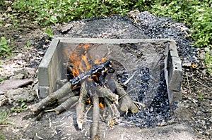 Open fire in the fireplace, prepare coal