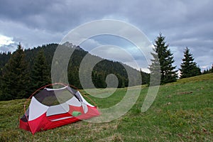 Otvorené vnútorné telo stanu bez dažďa, ráno na horskom sedle v tráve. Na pozadí Veľký Rozsutec. Pohorie Malá Fatra