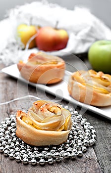 Open mini pies with apples and cinnamon