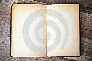 Abrir viejo un libro sobre el de madera superficie 