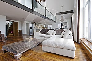 Otvorená obývacia izba a luxusný mezonetový byt.