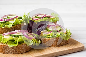 Open sandwiches with cheese, cucumbers and onions on wheat bread