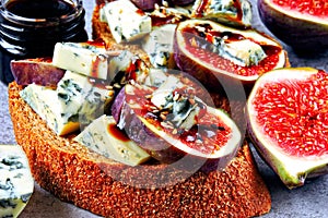 Open sandwiches with figs and blue cheese.