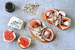 Open sandwiches with figs and blue cheese.