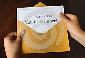 Otevřít lesklý zlato obálka list říká gratulace vítěz!  