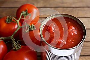 Otevřít cín z sekaný rajčata 