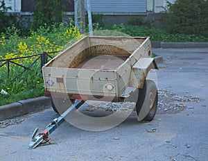 Open two-wheeled trailer for passenger car