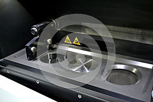 Open working chamber of a laser sintering machine for metal