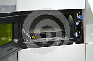 Open working chamber of a laser sintering machine for metal