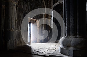 Abierto puerta adentro antiguo cristiano iglesia monasterio 