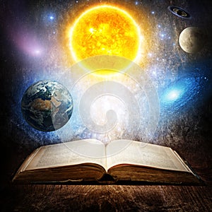 Offen ein Buch die sonne Die Erde ein monat, sterne a galaxien. auf der Thema aus Astronomie oder Fantasie. elemente aus Dieses hier 