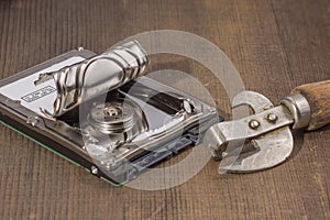 Opening of the hard drive can opener