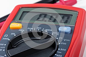 Operating digital multimeter