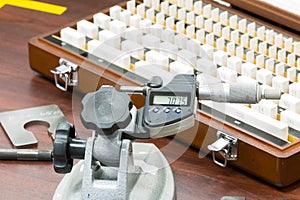 Operator calibration micrometer by block gauge