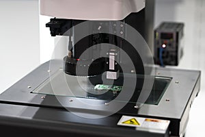 Operator inspection high precision part by automate vision system