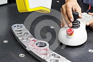 Operator inspection high precision part by 3d laser scan machine