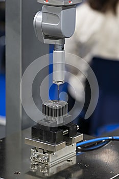 Operator inspection high precision part by 3d laser scan machine