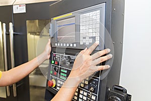 The operator setup the CNC machine milling machine by press the controller keypad.