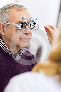 Ophthalmic doctor measure distance of eyes pupil