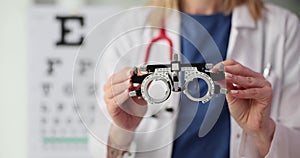 Ophthalmologist with glasses for installing lenses into frame