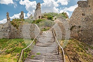 Zřícenina hradu Oponice, Slovensko