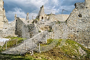 Zřícenina hradu Oponice, Slovensko