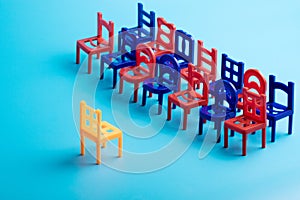 Opposite the diagonal of the chairs of different colors installed chair, different colors of red and blue
