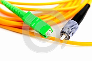 Optic cable link plug connector