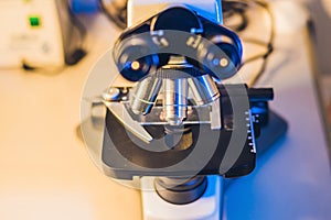 Optical microscope with four different objective lenses