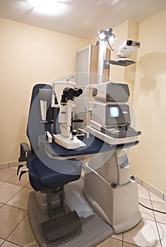 Optician machine