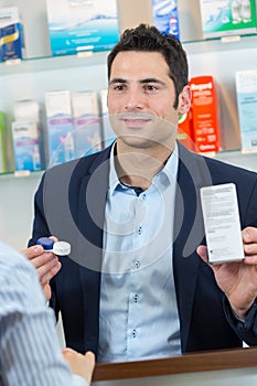 optician recommending solution for lenses