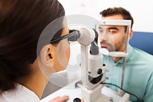 Óptico disección lámpara a sobre el ojo clínica 
