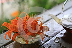 Arancia fiori un bollitore sul tavolo 