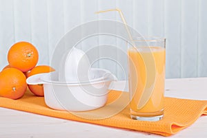 Naranja fresco jugo junto a excelente maduro naranjas sobre el mesa 