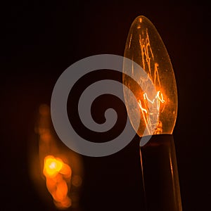 Naranja brillo de brillante la luz bombilla sobre el bajo fuerza en 