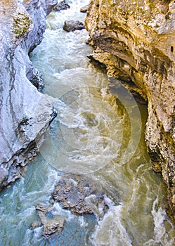 Heiß a Blau kalt zwei Fließrate Wasser Kollision abstraktionen ein Fluss 