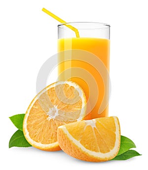 Succo di arancia e fette di arancia su sfondo bianco.