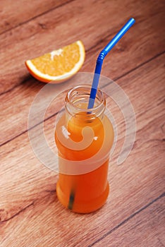 Naranja jugo en una botella 