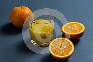 Orange juice and sliced â€‹â€‹orange. a glass of orange juice