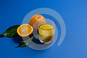 Orange juice and sliced â€‹â€‹orange. a glass of orange juice