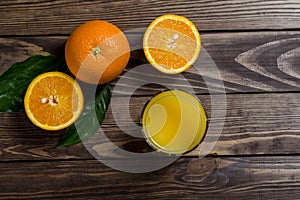 Orange juice and sliced â€‹â€‹orange. a glass of orange juice